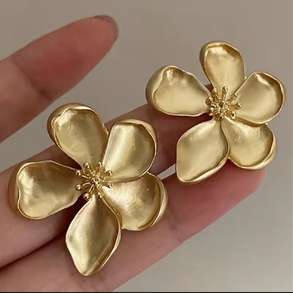Gold tone Flower Stud Earrings – Vintage Style Statement Jewelry - Picture 7 of 9